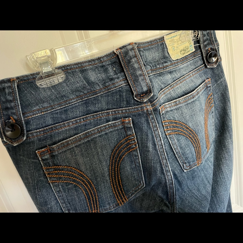 Cute, slimming jeans, flared a bit/boot cut.